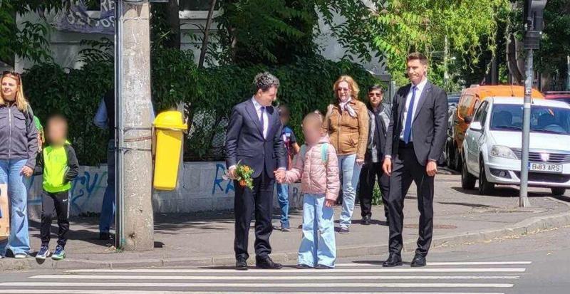 O aparitie publica a presedintelui Nicusor Dan, insotit de fiica sa, a facut senzatie datorita persoanei care ii insotea